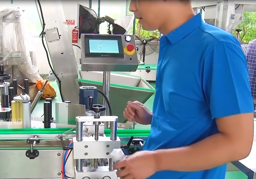 How-to-adjust-speed-of-labeling-machine---Shanghai-Paixie--(Free-to-learn-more-skills).jpg